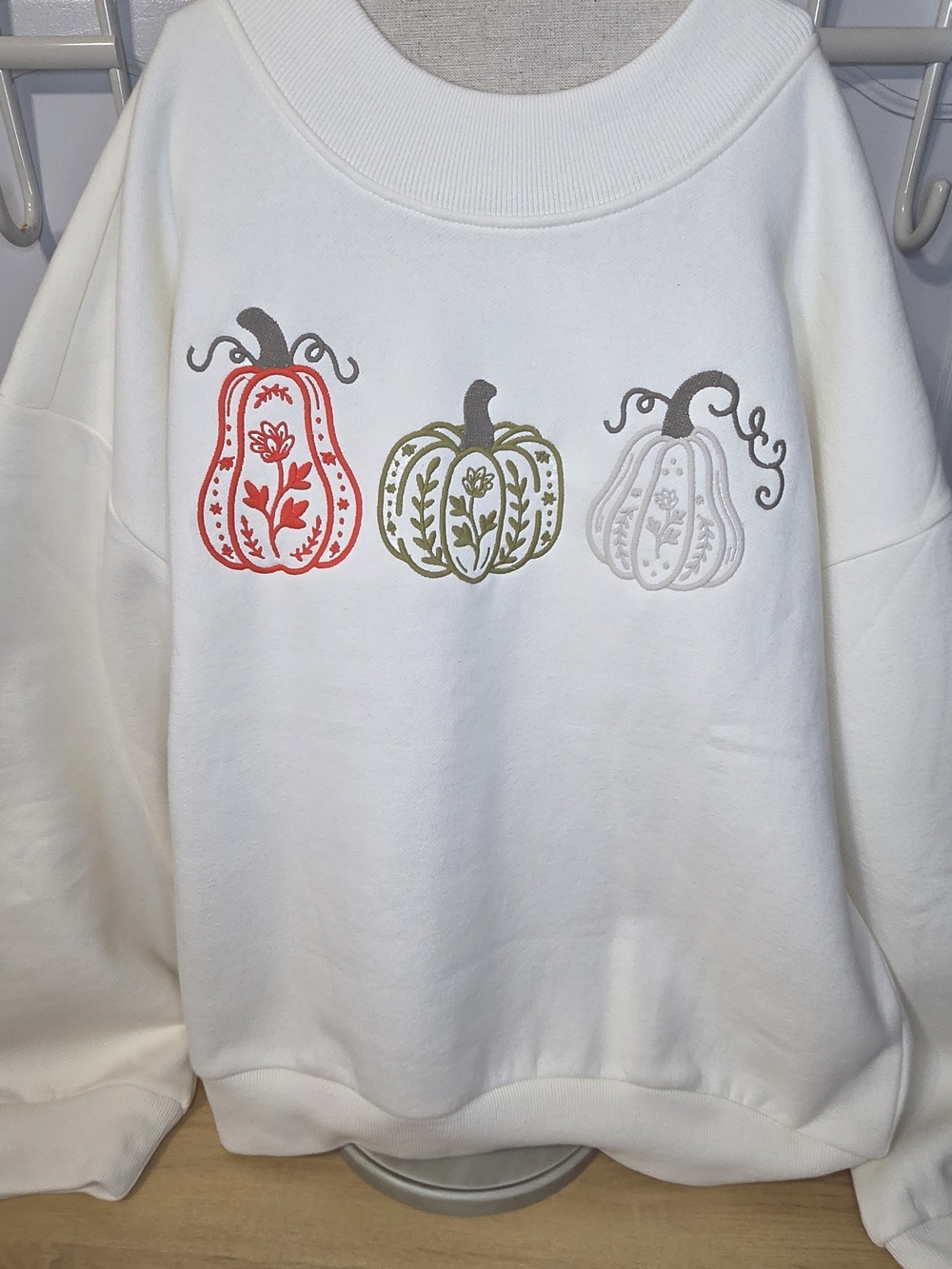 Women’s Embrpidered Pumpkin Graphic Sweatshirt